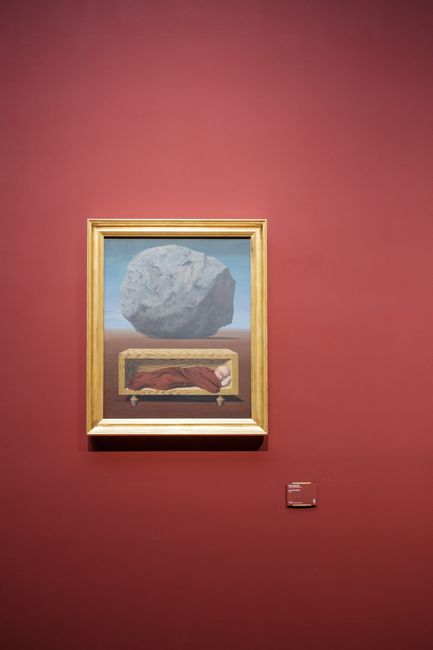 Wnętrze Muzeum Magritte'a z surrealistycznymi obrazami