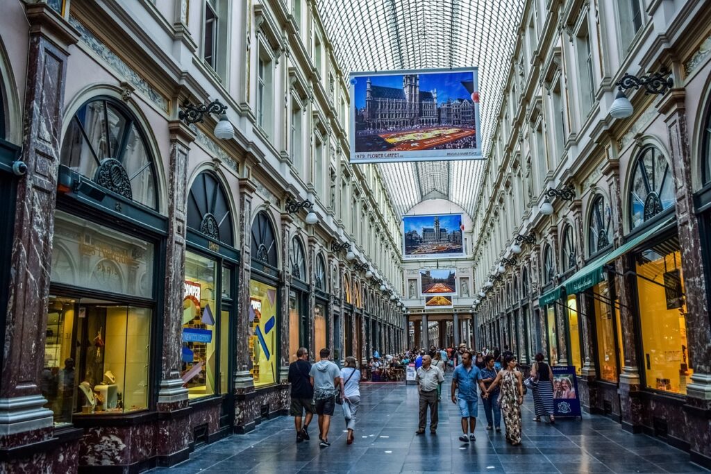 Wnętrze Galeries Royales Saint-Hubert ze szklanym dachem