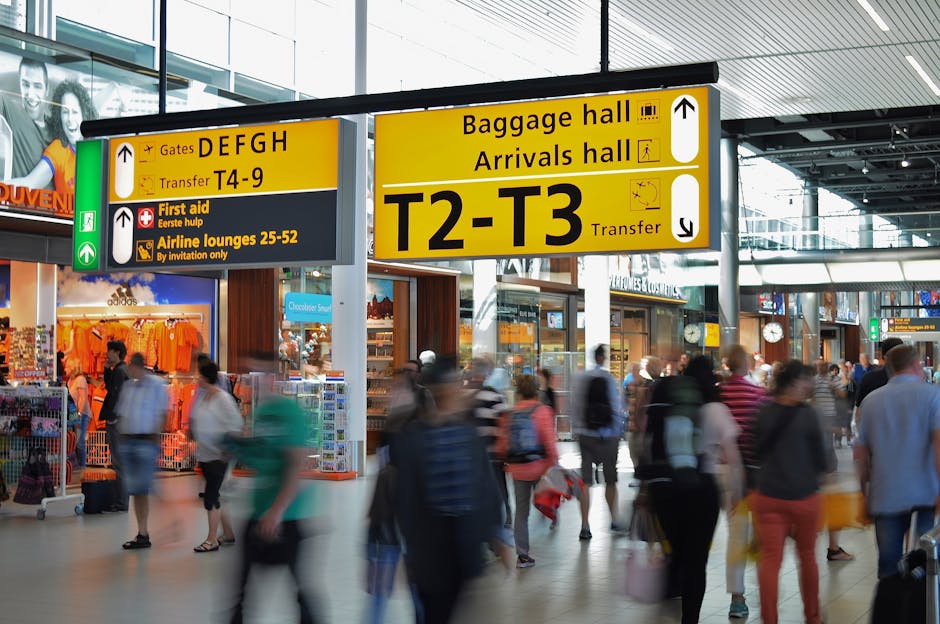 Drukke aankomsthal van Brussels Airport met reizigers