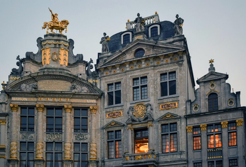 Grand-Place w Brukseli z ozdobnymi fasadami cechów w ciągu dnia