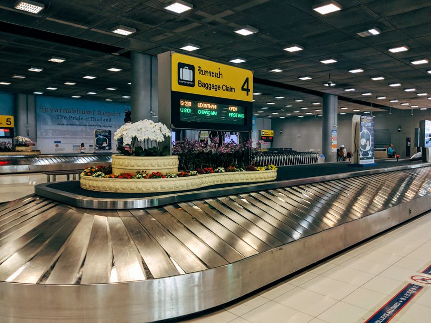 Bagageband op Brussels Airport met reizigers die koffers ophalen