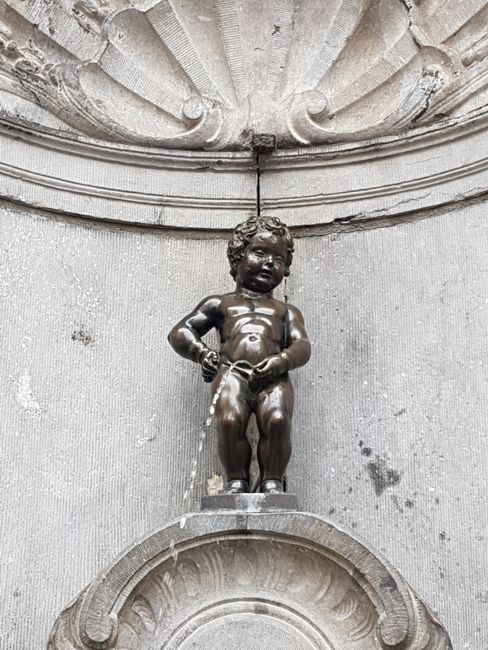 Manneken Pis — mała brązowa rzeźba na Rue de l'Étuve