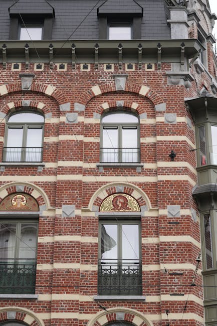 Malowana fasada Domu Cauchie przy Rue des Francs