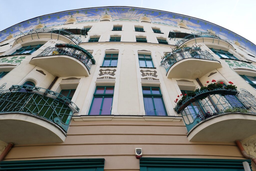 Ozdobny balkon z kutym żelazem w domu secesyjnym w Schaerbeek
