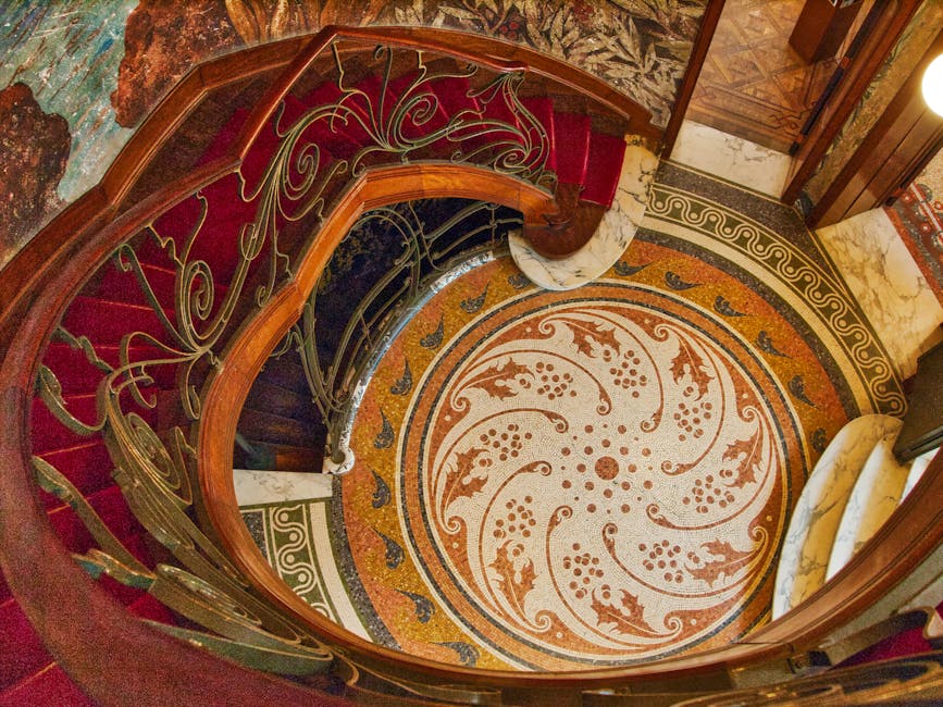 Wnętrze Muzeum Horta z kręconymi schodami i witrażami