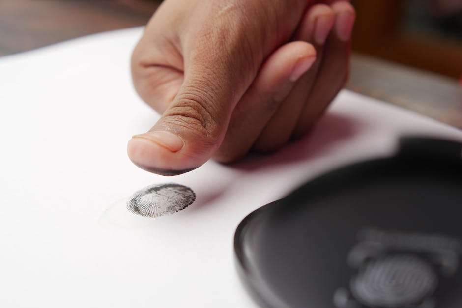 Antragsteller lässt Fingerabdrücke bei einem biometrischen Termin scannen