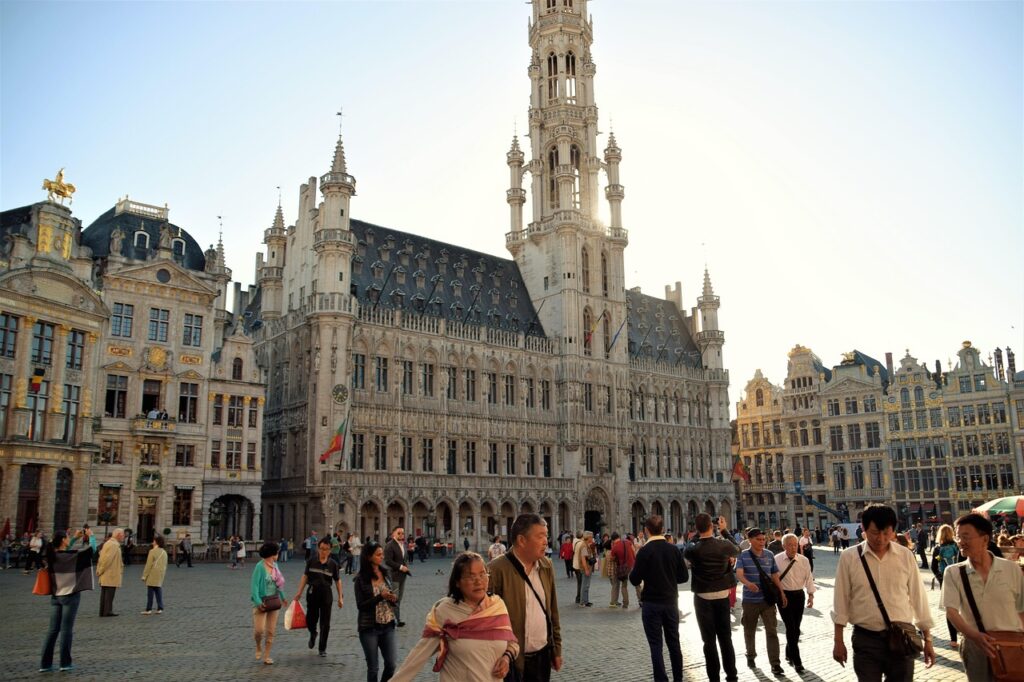 Eingang des Brüsseler Rathauses am Grand-Place mit Touristen