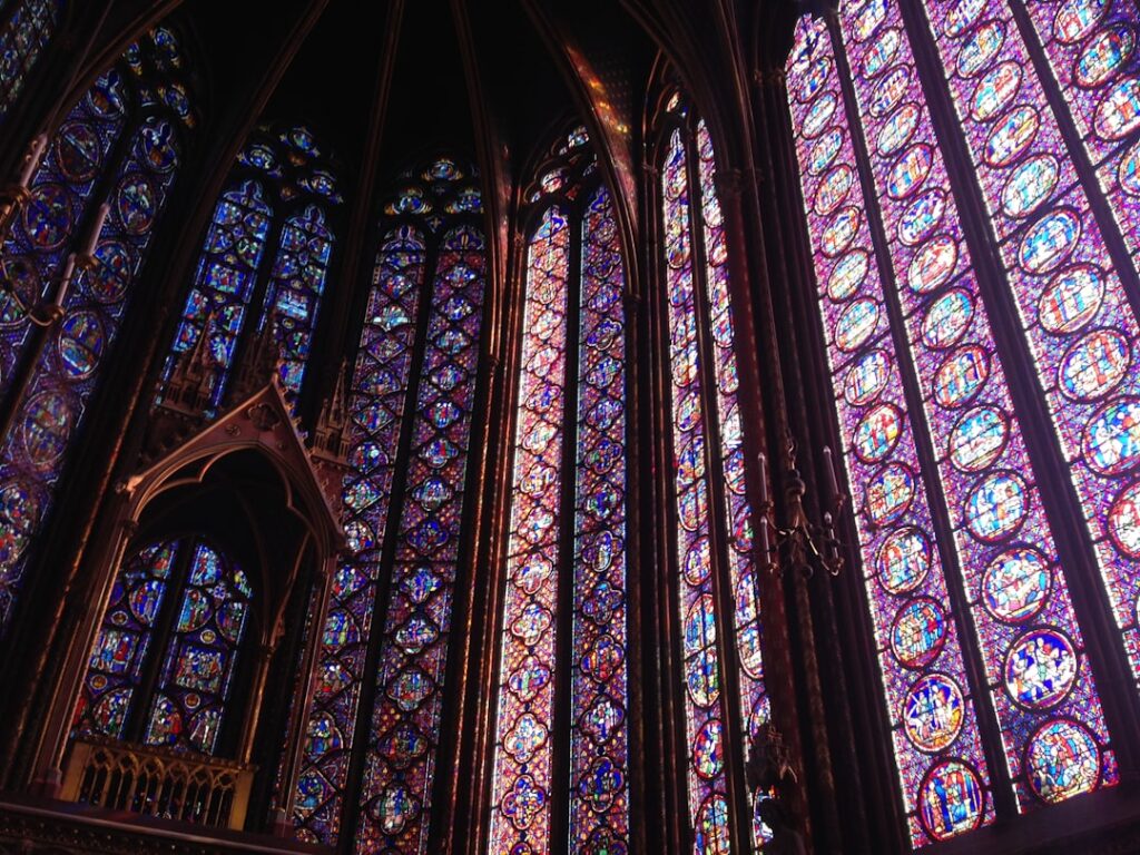 Innenraum der Sablon-Kirche mit kunstvollen Glasfenstern