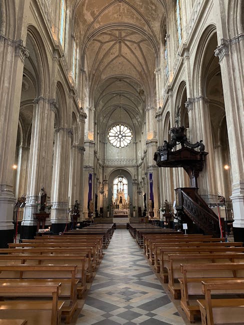 Innenraum der Kirche St. Katharina mit Markt in der Nähe