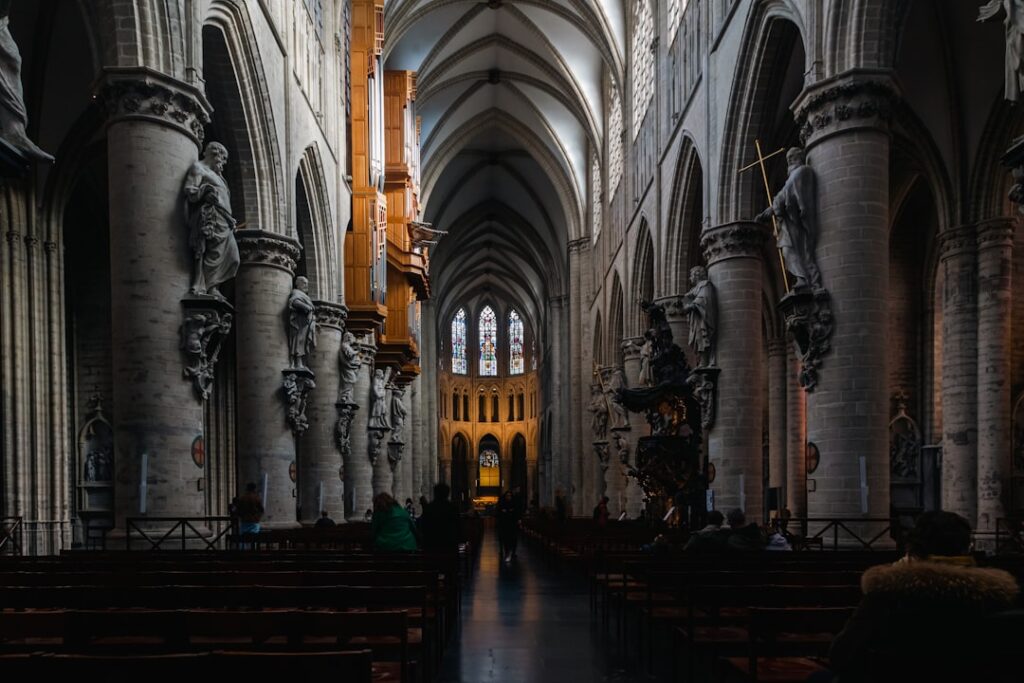 Innenraum der Kathedrale St. Michael und St. Gudula, warmes gefiltertes Licht