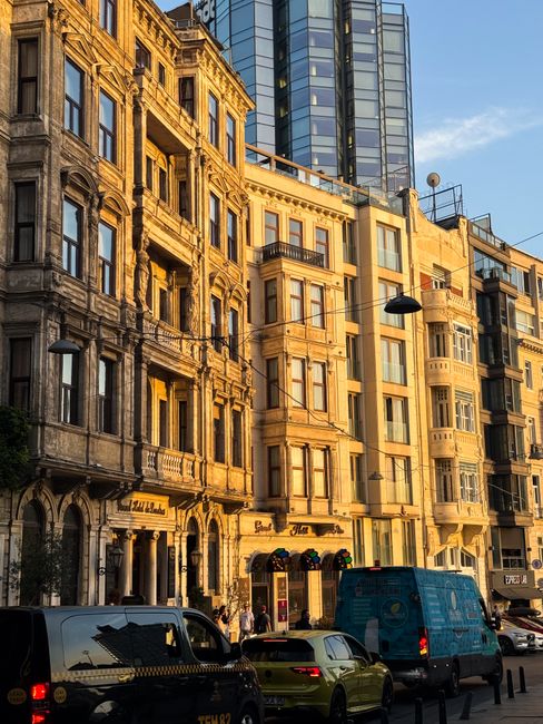 Art-Nouveau-Gebäude in Ixelles, Straßenansicht im goldenen Licht