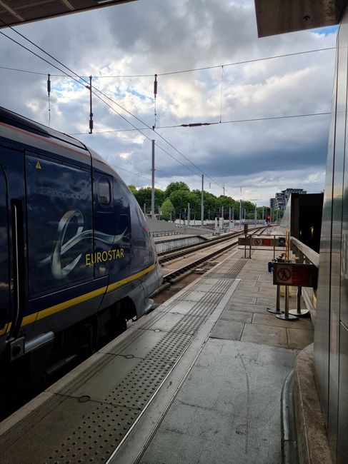 Bruxelles-Midi Bahnhof mit Eurostar-Zügen, Passagiere auf Bahnsteig