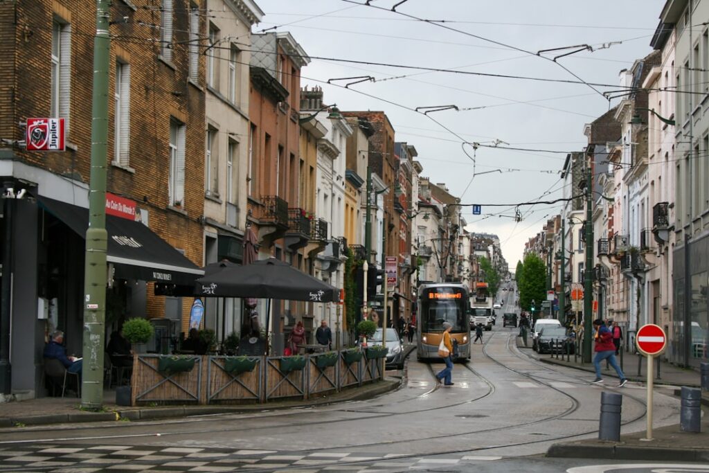 Tram vor Art-Nouveau-Gebäuden am Nachmittag