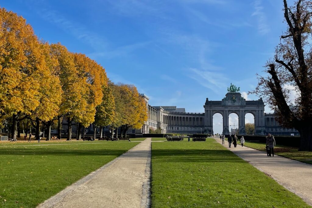 Zoniger Tag im Parc du Cinquantenaire, Bogen und Besucher