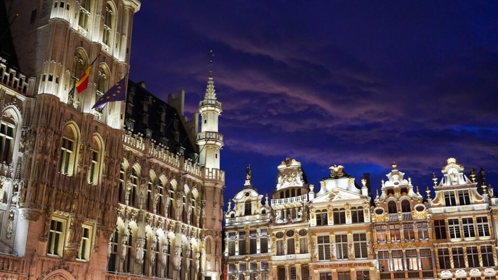 Grand-Place bei Nacht, beleuchtete Fassaden