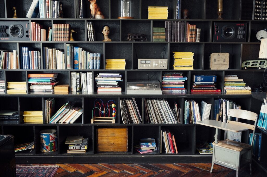 Interieur van een antieke boekwinkel op het Grote Zavel, ochtendlicht