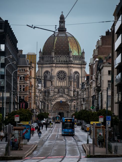 Straatscène in Brussel, late namiddag, Zandstraat 20, lokale wandelaars