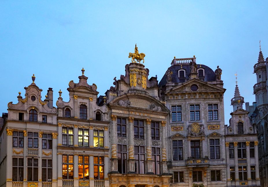 Vroege ochtend op de Grote Markt met gouden licht