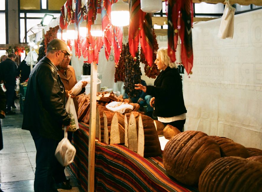 Markt am Place du Châtelain mit frischem Brot und lokalen Anbietern