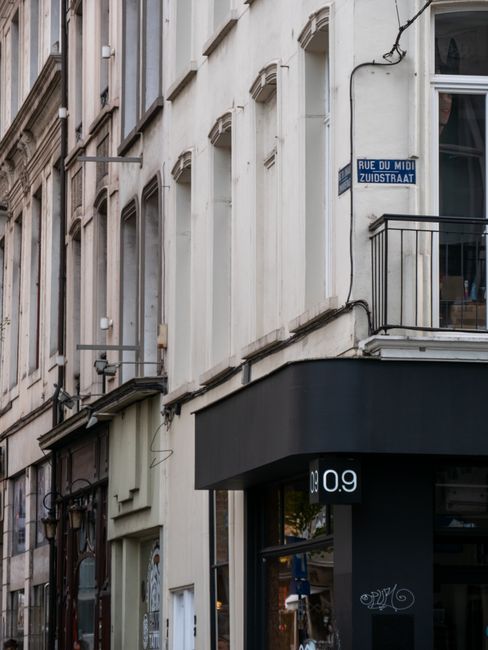 Langer Sonntagsmarkt an der Avenue du Midi mit vielen Ständen