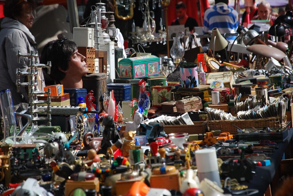 Flohmarkt in den Marolles mit Antiquitäten und Ständen am Place du Jeu de Balle