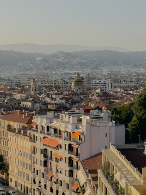 Dakterras en zwembad bij Le Méridien met uitzicht over Nice