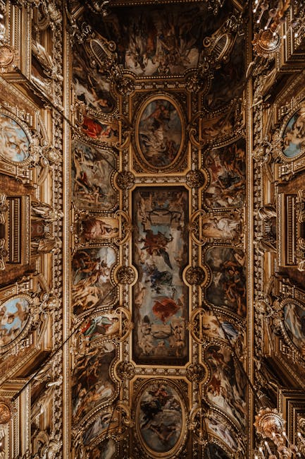 Soffitto affrescato di un salone barocco con decorazioni ornamentali
