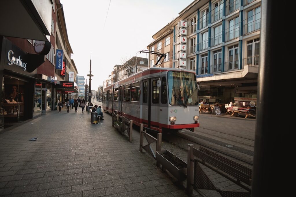 stazione del tram affollata