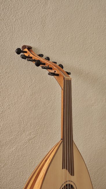 Primo piano di un liuto ornato: corde e piroli