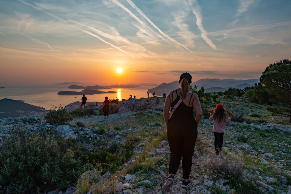 Küsten-Sonnenuntergangsblick vom Mont Boron mit Familie auf dem Weg