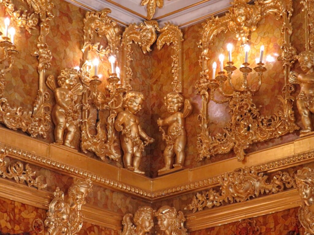 Boiserie decorative e affresco: interni riccamente ornati del Palazzo