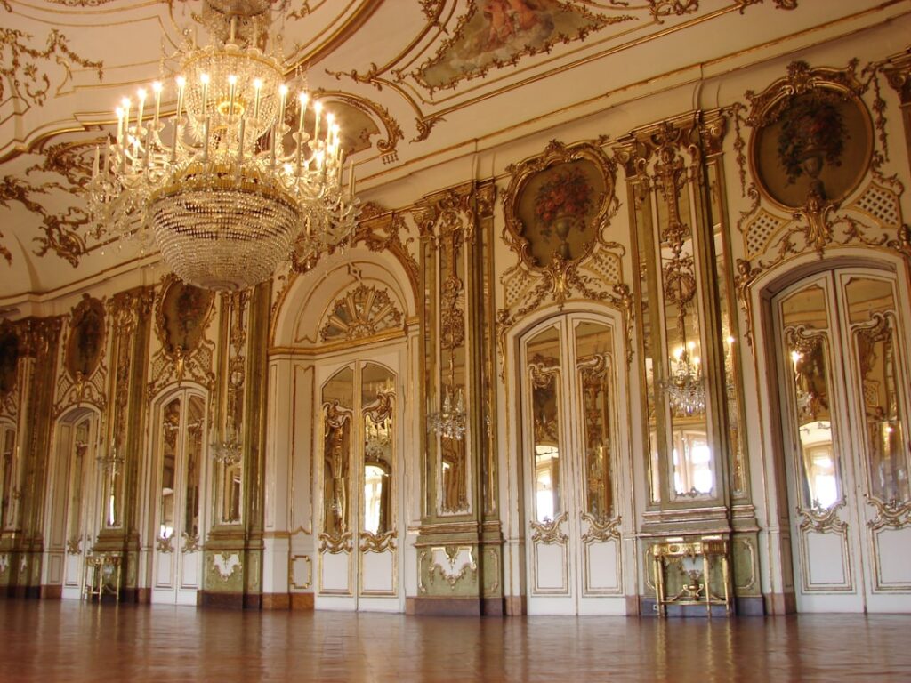Salone barocco elegante con arredi e strumenti del Palazzo Lascaris