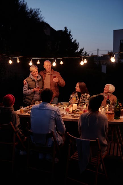 Familie beim Abendessen auf einer Terrasse in einem ruhigen Quartier von Nizza bei Dämmerung