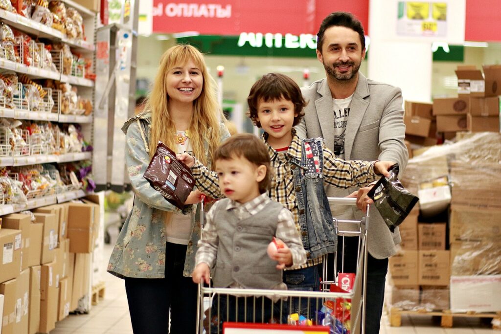 Familie beim Einkaufen in einem Carrefour City in Nizza