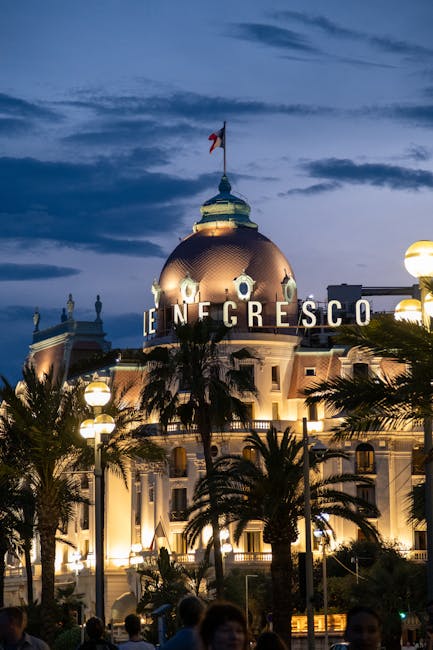 Facciata esterna dell'Hotel Le Negresco di sera