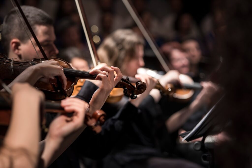 Musicisti che eseguono musica barocca in una sala del palazzo