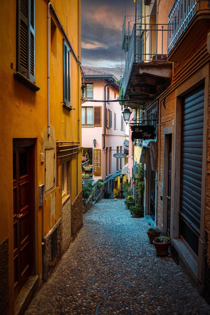 Vicoli colorati del Vieux-Nice con botteghe e vita di strada vicino al Palazzo