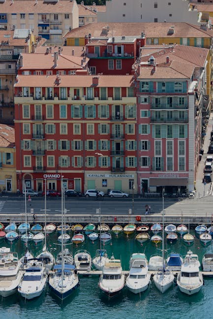 Balcone di un appartamento sul porto con barche