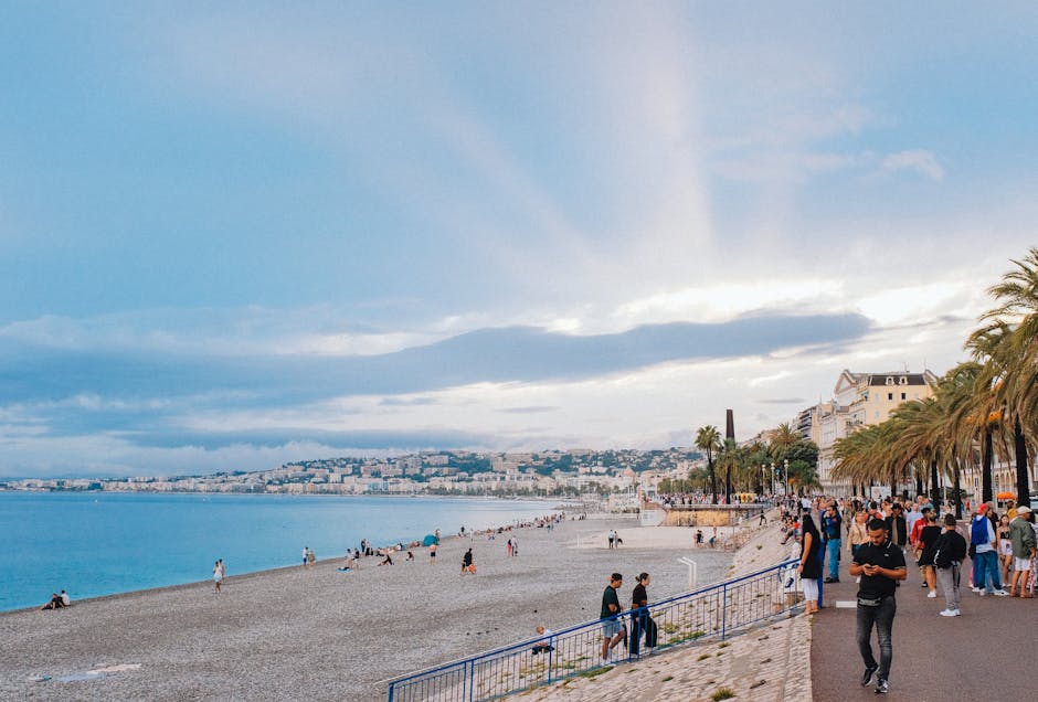 Bar sulla spiaggia Promenade des Anglais al tramonto