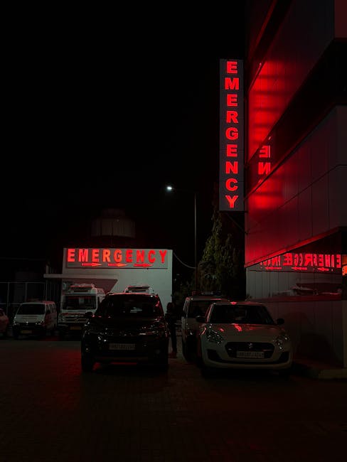 Nachtelijke ambulance arriveert bij ziekenhuisingang