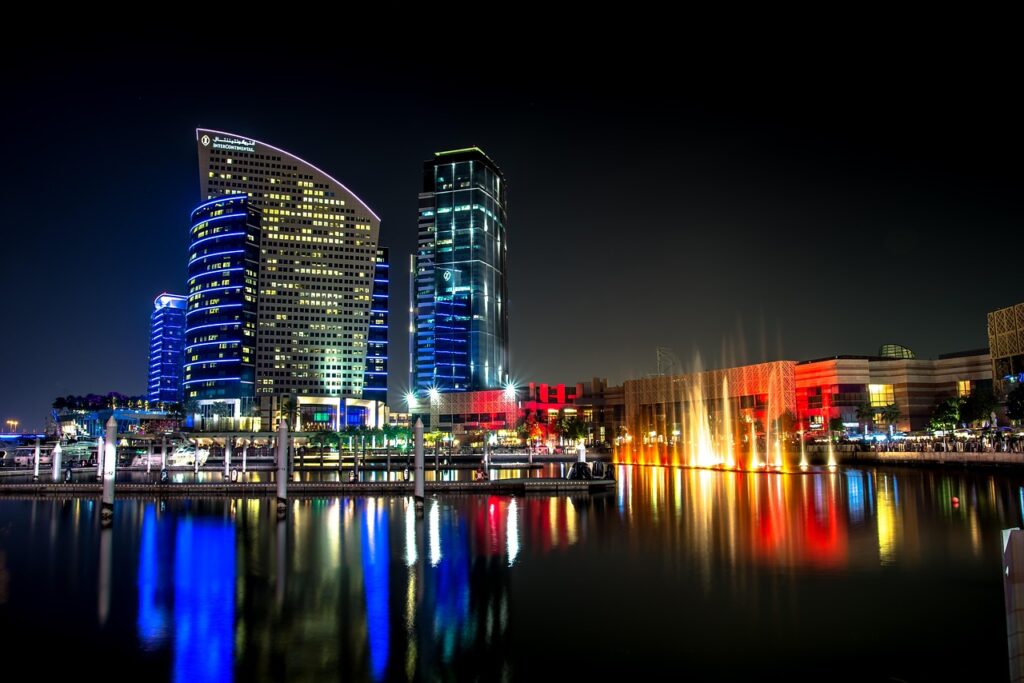 Nachtelijk stadsbeeld van Nice vanaf een heuvel