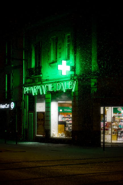 Nachtelijke apotheek op straat in Nice
