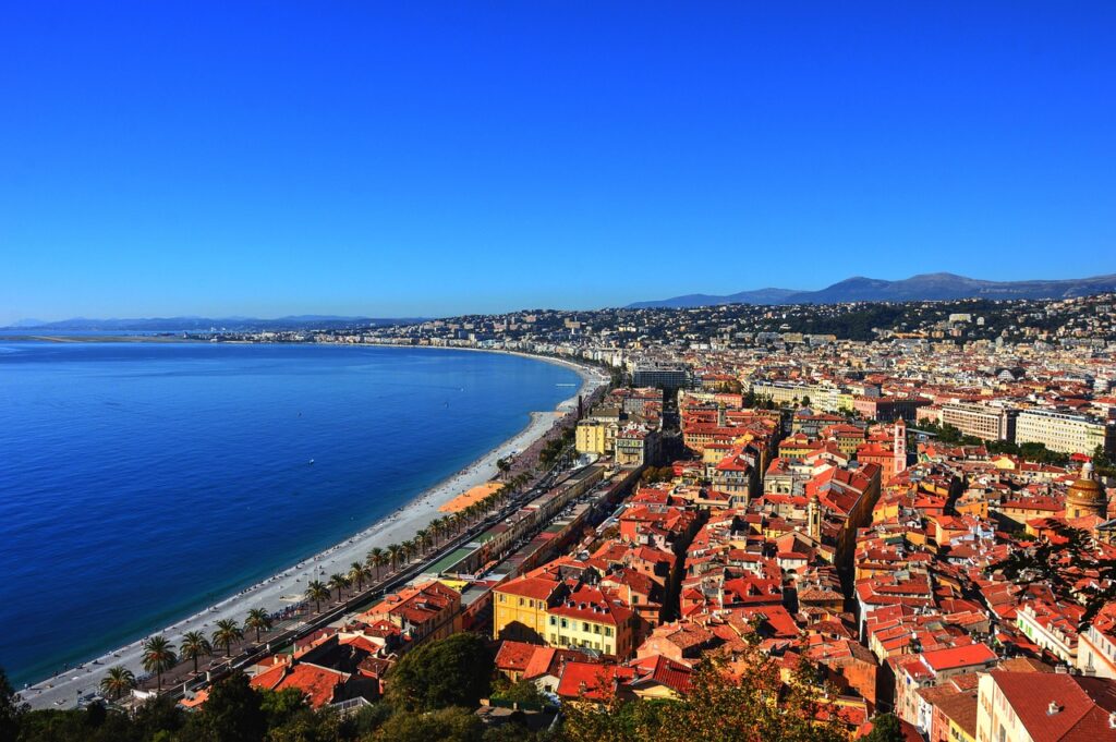 Familie spaziert bei Sonnenuntergang auf der Promenade des Anglais