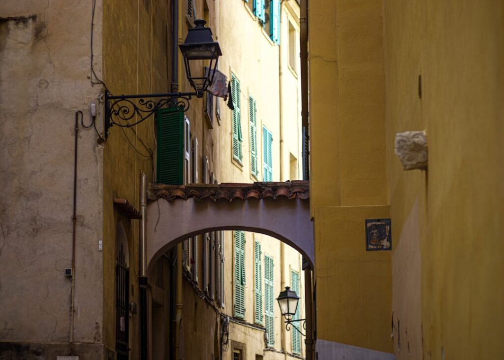 Vicoli stretti del Vieux-Nice che conducono a Rue Droite e al Palazzo Lascaris