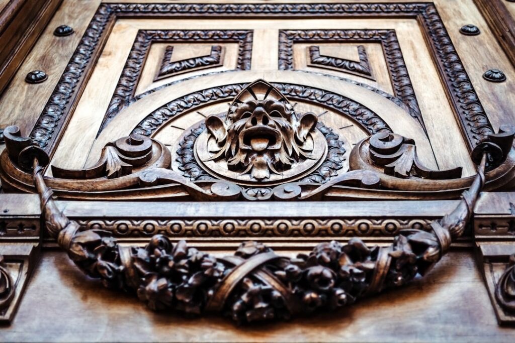Dettaglio di una porta intagliata all’ingresso del Palazzo