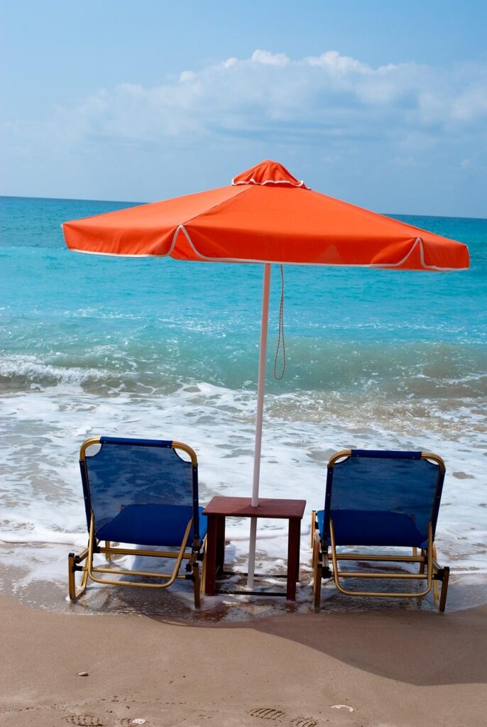 Strandstoelen en parasols bij Blue Beach