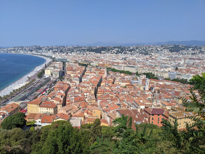 Panoramisch uitzicht vanaf de Colline du Château over de Baai der Engelen en de stad
