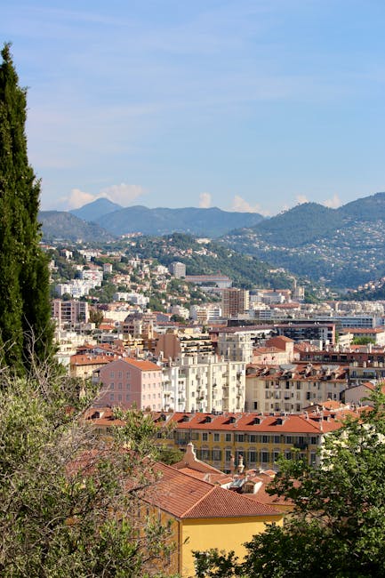 Panoramisch uitzicht vanaf Colline du Château over de baai van Nice