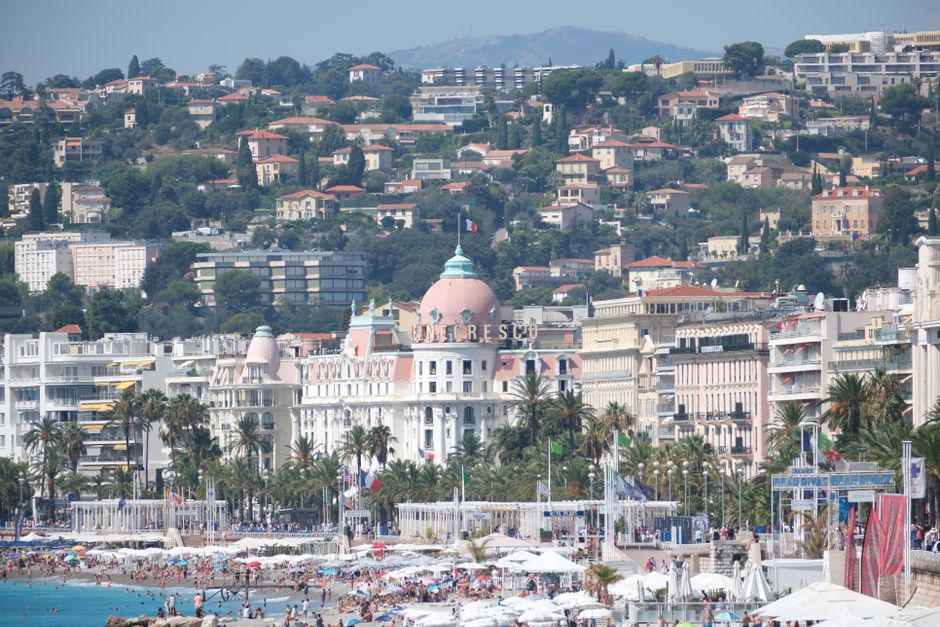 Roze koepel en gevel van Hôtel Le Negresco aan de boulevard