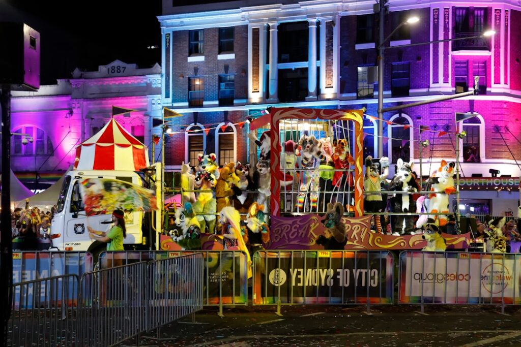 Carnaval van Nice: kleurrijke optocht op Place Masséna in de avond